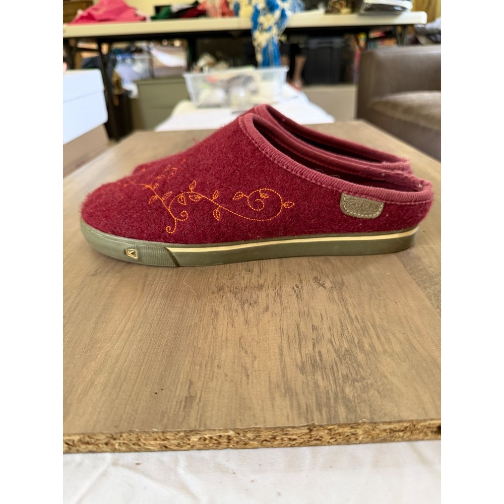 Rare KEEN Trillium Slippers in beautiful burgundy & floral vine embroidery 9